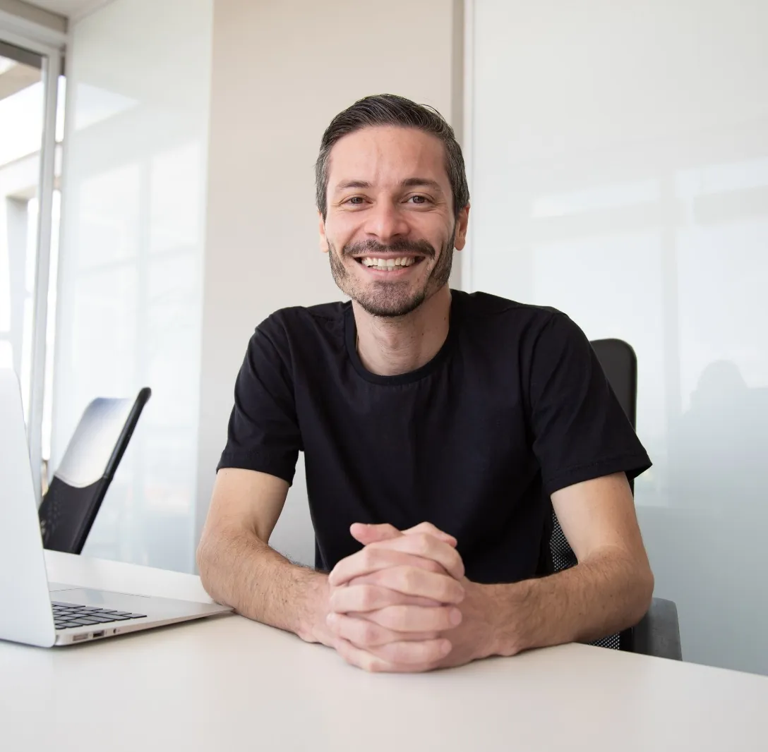 Ricardo Menck em seu escritório, sentado à mesa de trabalho